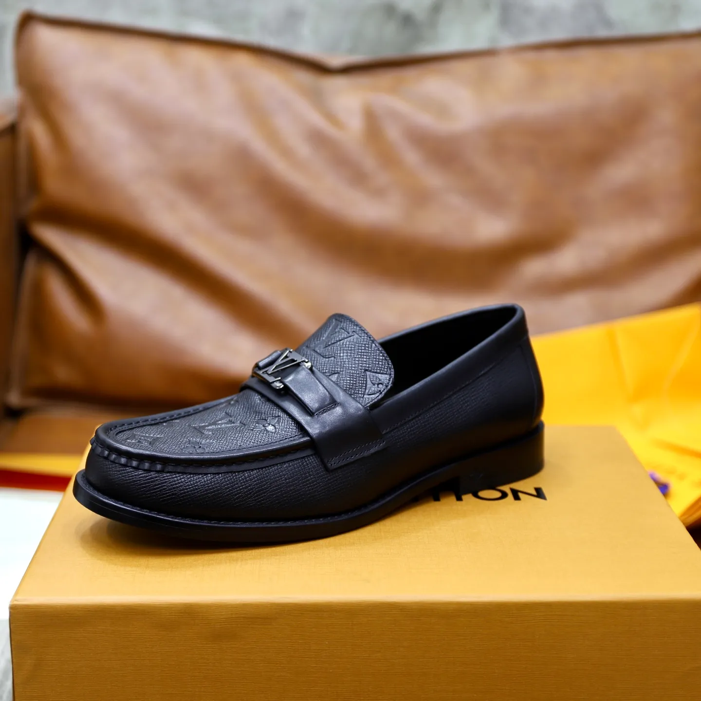 Men's shoes 💰: 💰900LV Louis Vuitton slip-on loafers, top quality products produced in Dongguan, ready for sale! This LV Glove loafer is made of selected soft cowhide, with a slightly wrinkled leather surface and a very high-end texture. Each pair is unique. The leather surface is light and soft, with a fine texture and good luster. It is a classic loafer style, with exquisite handmade mark stitching on the toe, and a square toe configuration to highlight the classic style. The horizontal band has hot-printed LV three-dimensional letters, semi-solid handcrafts and a genuine leather outsole, and a rubber patch on the heel to create wear-resistant performance and comfort. One of the must-have loafers for men! Comes with full original packaging! Code number: 38-39-40-41-42-43-44 (38, 45, 46 customized) standard leather shoe code